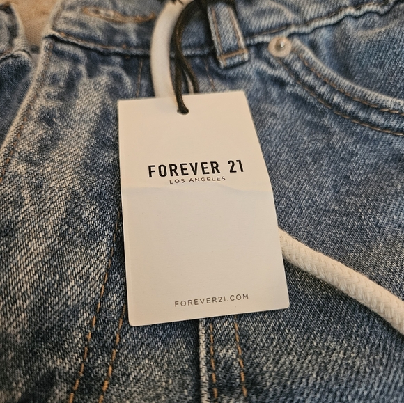 NWT Forever 21 Jean Shorts for Juniors. Beautiful comfy jeans. Size M - Picture 5 of 5